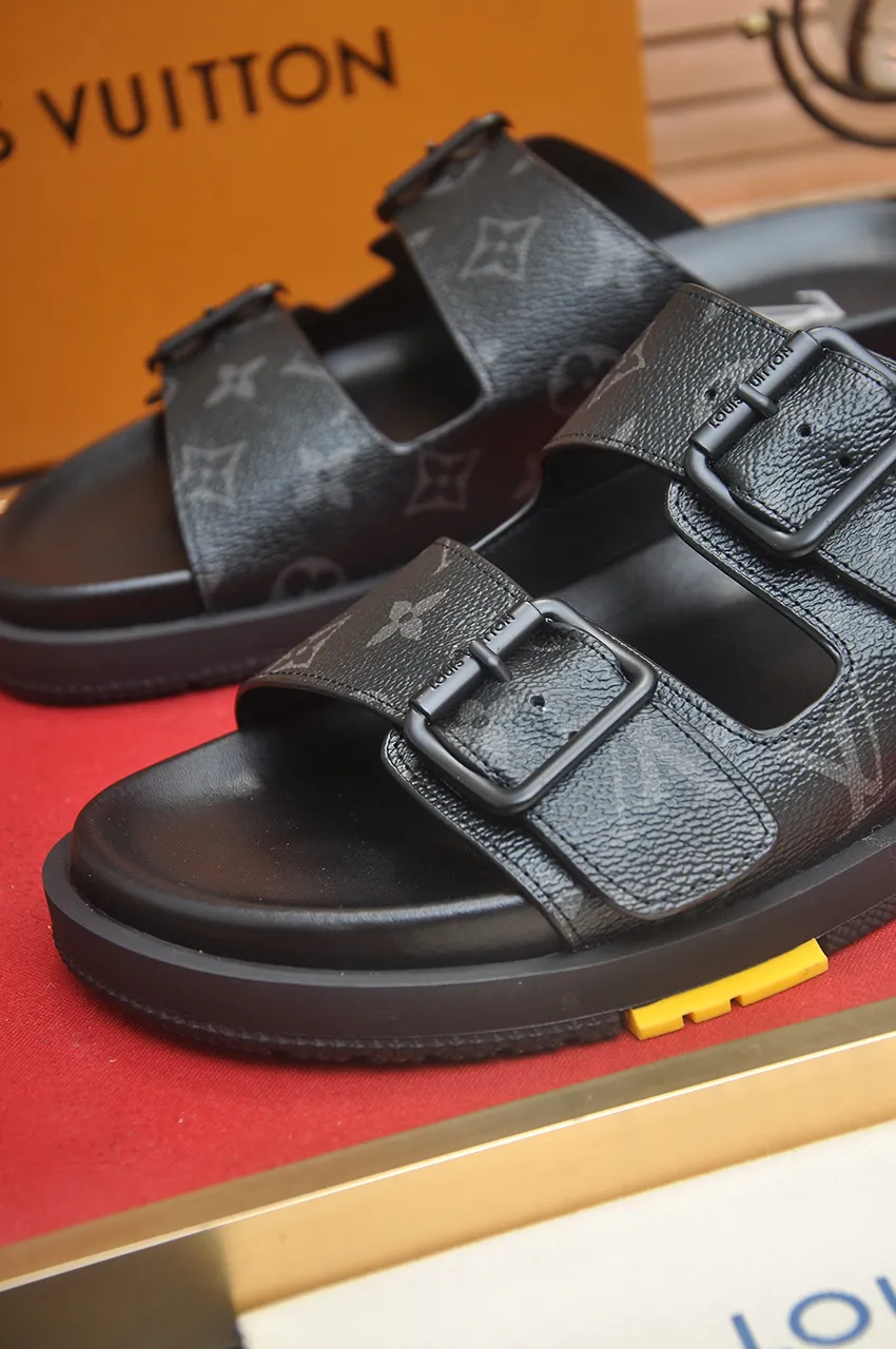 Men's shoes 💰400💶 [Louis Vuitton LV slippers] (high-end cowhide) counter 1:1 fashion style, a must-have for summer! The designer used LV’s iconic outsole. The original simple slippers instantly become fashionable! The upper is made of flexible special cowhide leather straps alternately, and the workmanship is exquisite! A must-have for stylish men in summer, size 38-45 (45 customized)